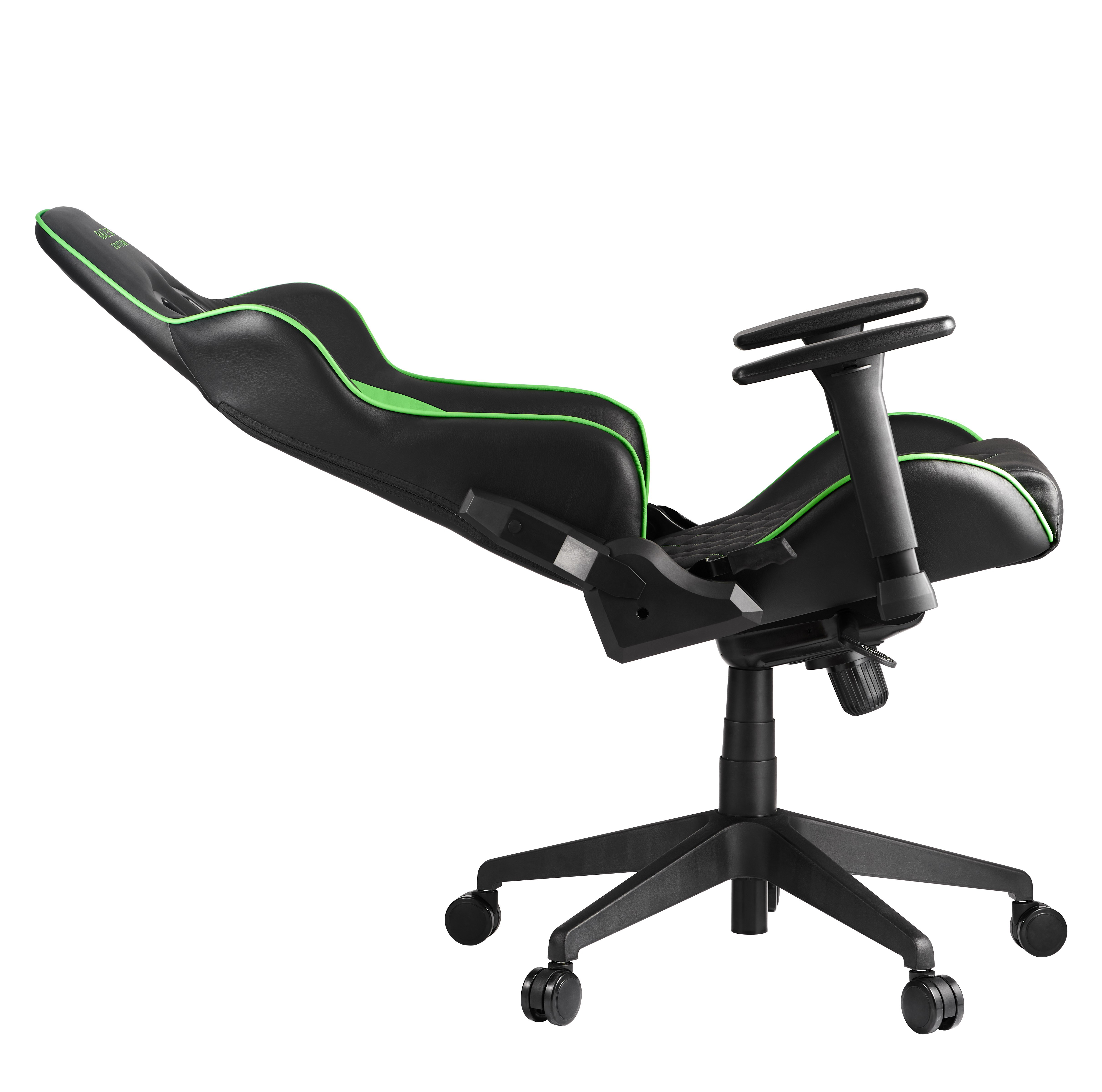 Gaming-Stuhl, schwarz mit grünen Akzenten. Zurückgelehnt. Fünf-Rollen-Basis. Schwarzer Hintergrund.