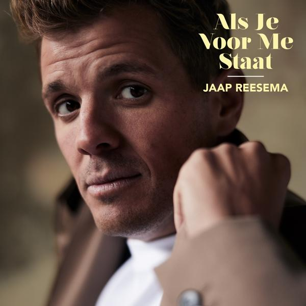 Boekomslag: Jaap Reesema, Als Je Voor Me Staat. Een man met een bruine jas staat op de omslag.