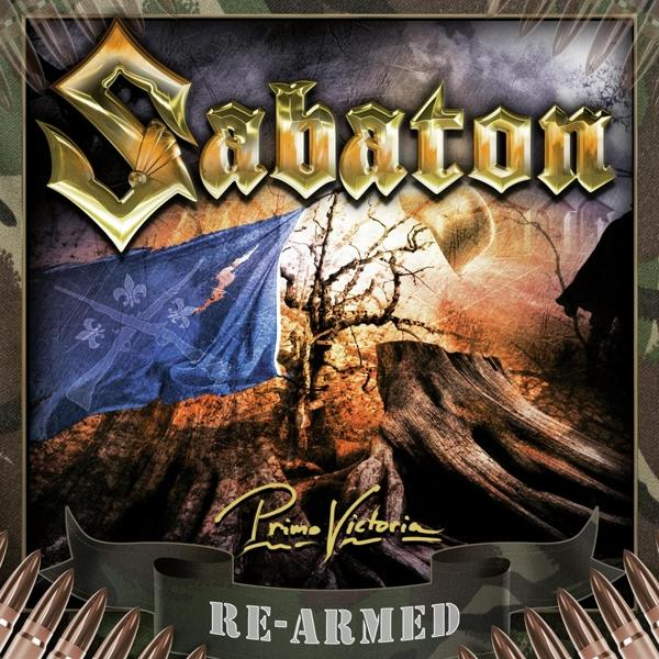 A Sabaton 'Primo Victoria - Re-Armed' album borítója. Zászló, fa és katonai stílusú háttér látható.