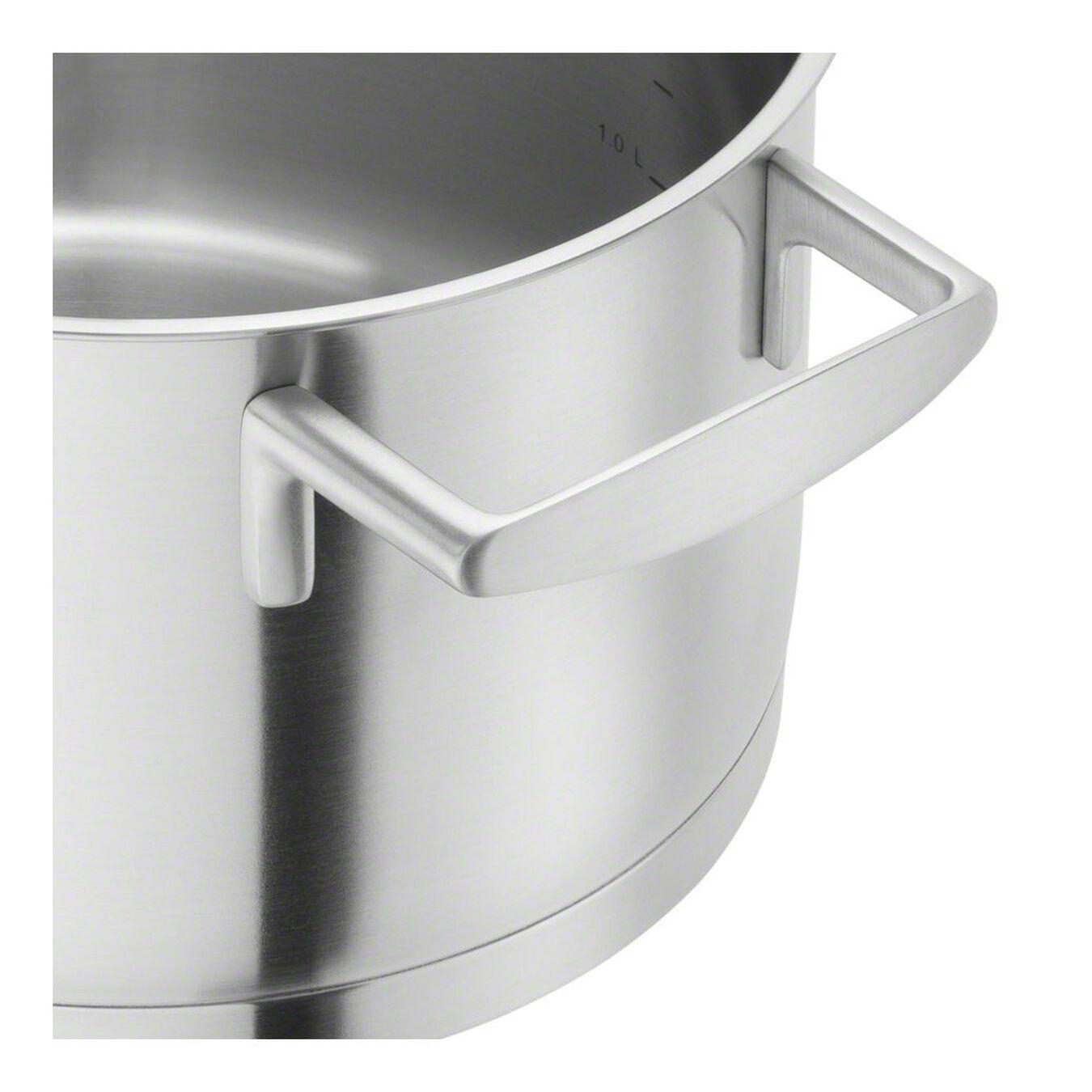 Nahaufnahme eines Edelstahl-Kochtopfs mit Griff. Glänzende Metalloberfläche. Weißer Hintergrund.