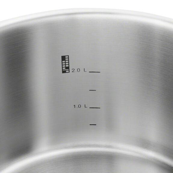 Innenseite eines Edelstahl-Topfes mit Volumenmarkierungen, bis zu 2,0 L.
