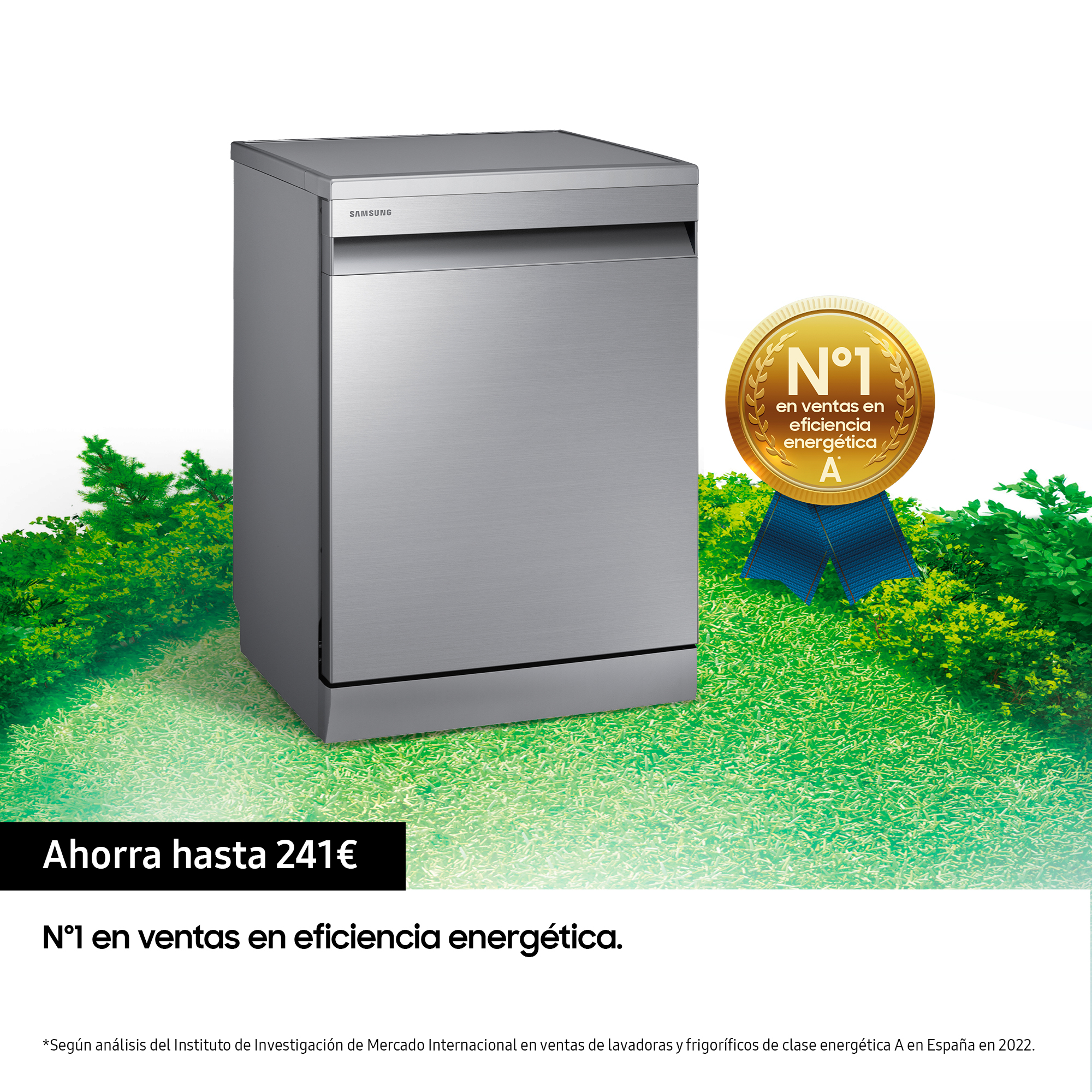Lavavajillas plateado sobre césped verde con medalla de oro y cinta. El texto indica eficiencia energética.