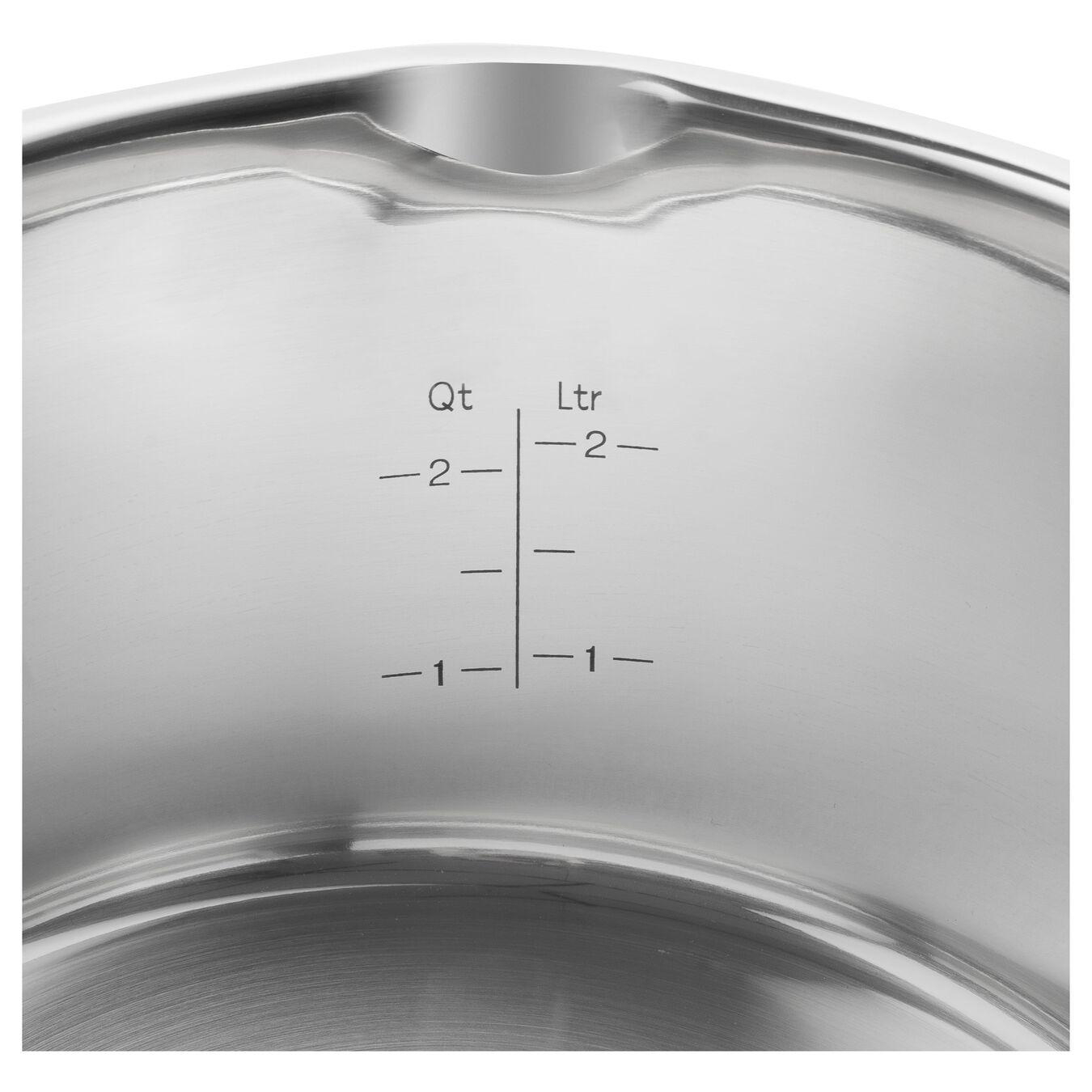 Nahaufnahme eines Edelstahltopfs mit Volumenmessungen in Quart und Litern.