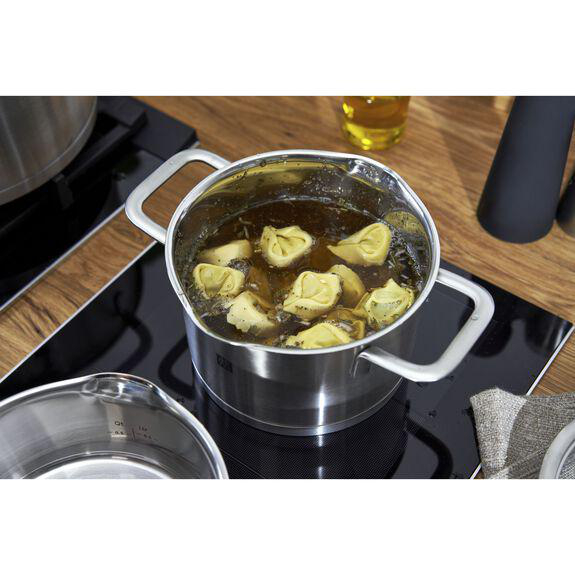 Tortellini-Nudeln, die in einem Topf auf dem Herd kochen.