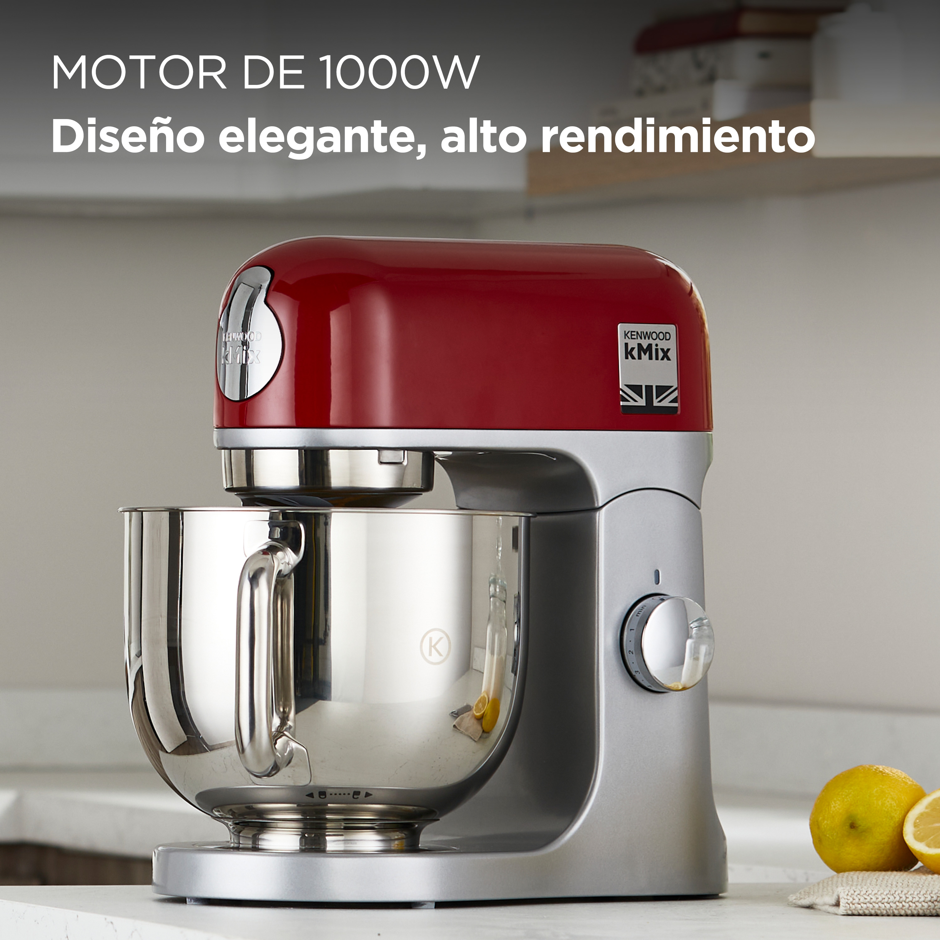 Una batidora de pie roja y plateada con un cuenco y limones. Diseño elegante.