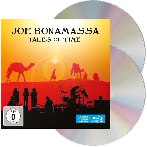 CD-borító sivatagi jelenettel és zenekar sziluettekkel. Joe Bonamassa 'Tales of Time'. Két CD jobbra. FSK 0.