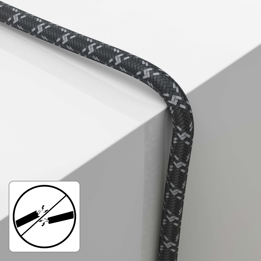 Cable trenzado negro y gris con un gráfico de cable no roto, sobre un fondo blanco.