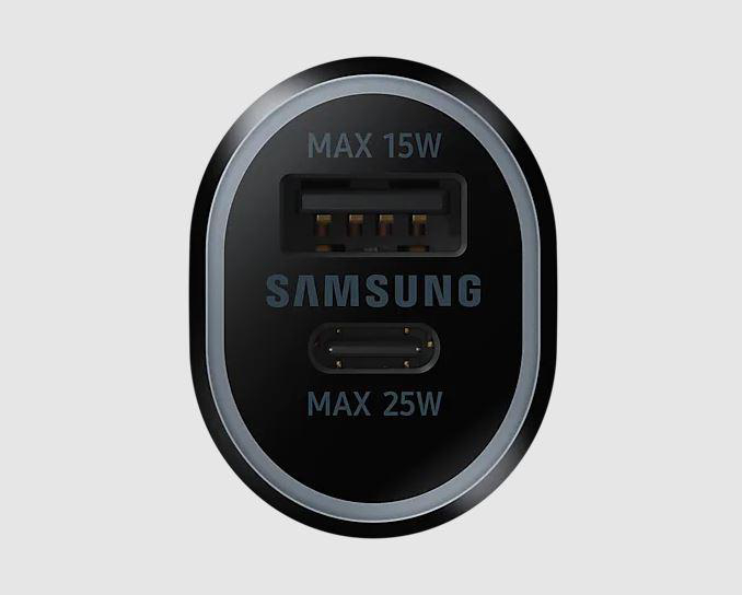 Ein schwarzes Samsung-Autoladegerät mit USB- und USB-C-Anschluss, mit Leistungsangaben.