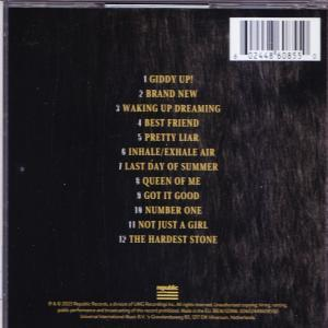 Rückseite einer CD, goldener Text auf Schwarz, Titelliste und Barcode.