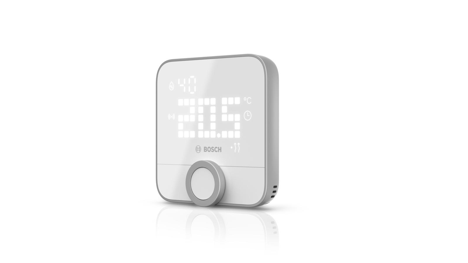 Ein weißes Bosch-Thermostat mit digitaler Anzeige, die Temperatur und Einstellungen anzeigt.