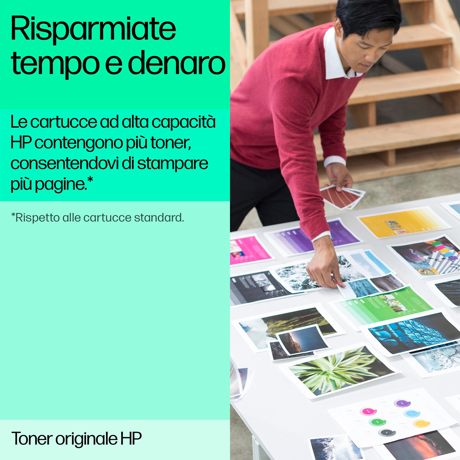 Uomo che sistema fogli stampati su un tavolo, con testo in italiano.