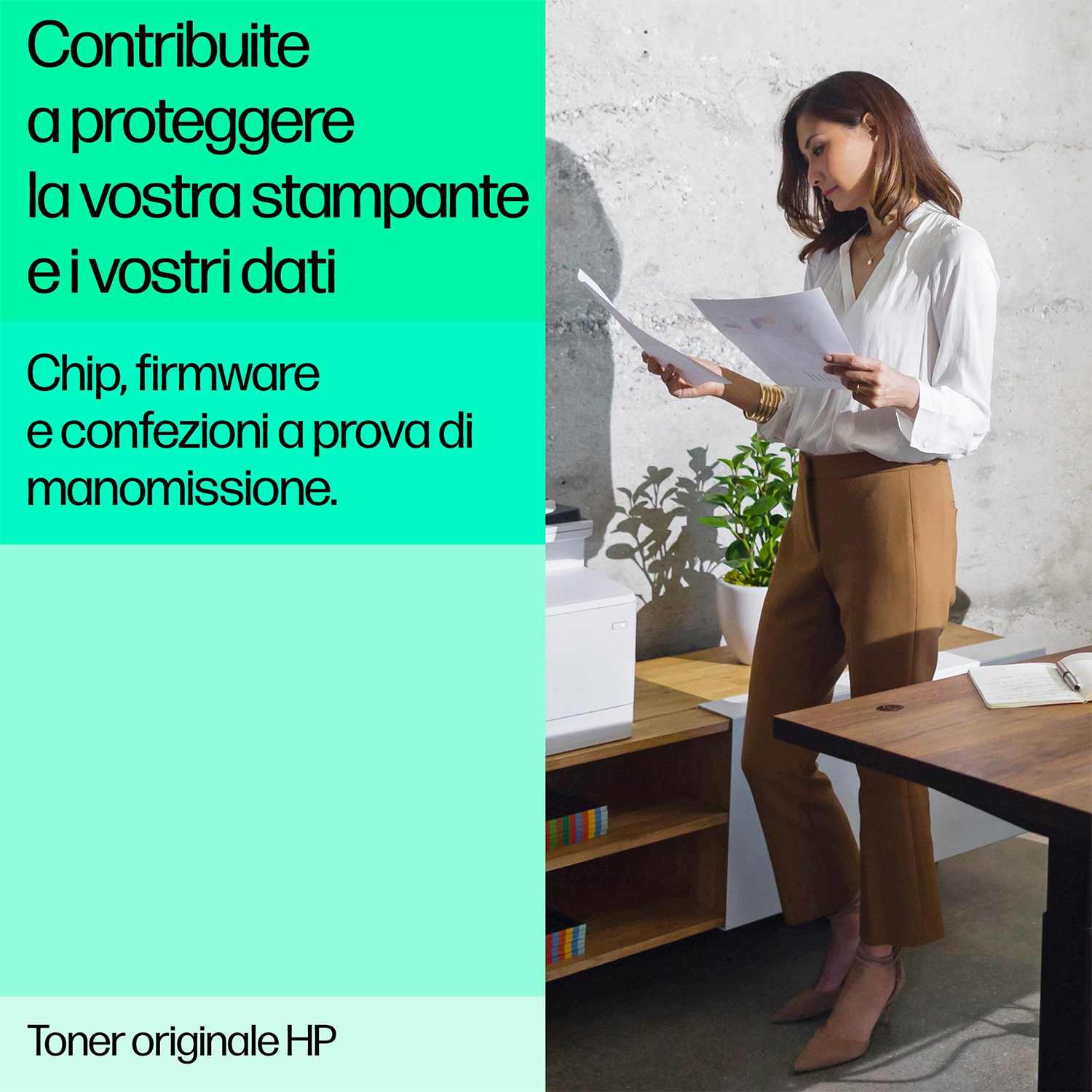 Donna con camicia bianca e pantaloni marroni guarda dei fogli. Stampante e scrivania visibili. Testo verde e nero a sinistra.