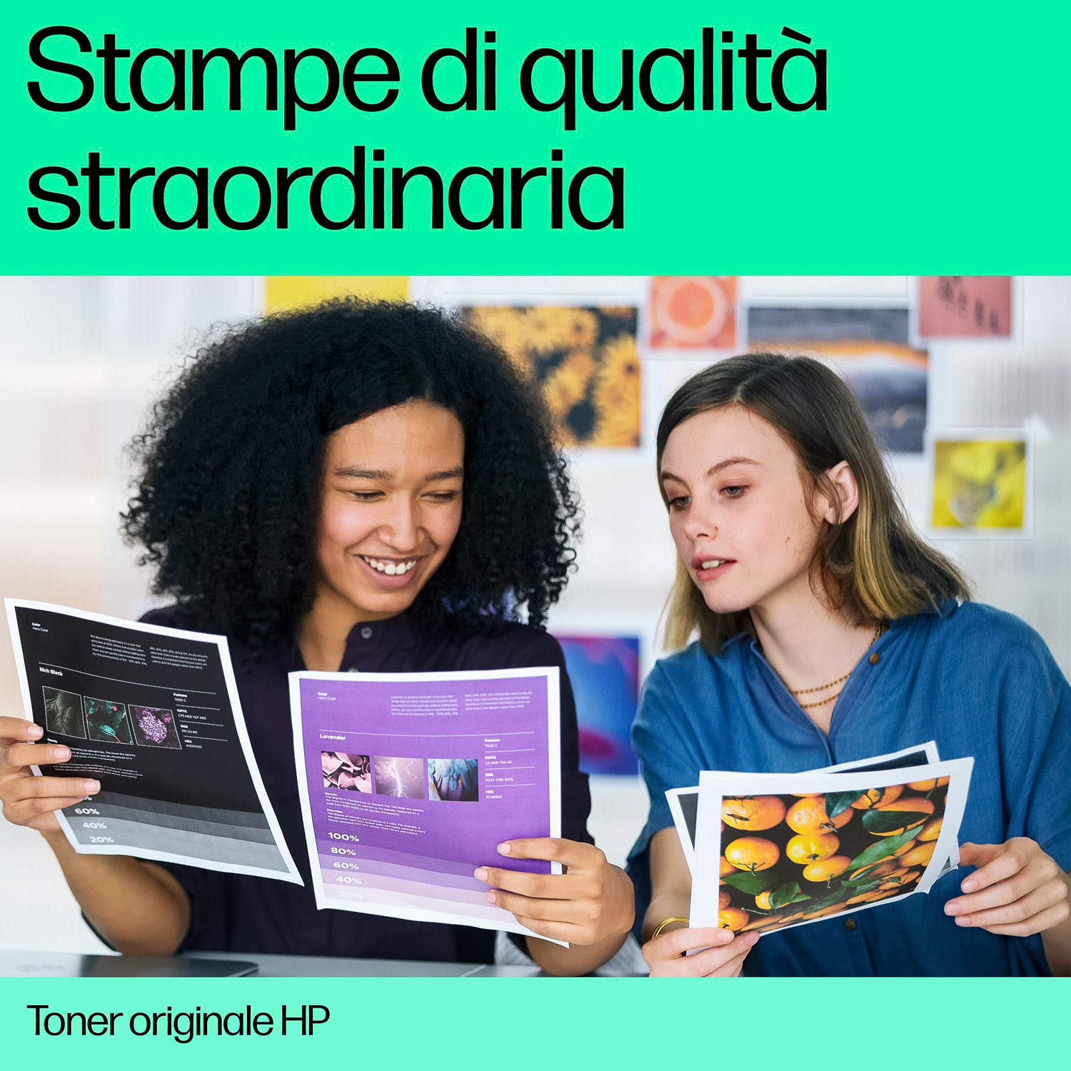 Due donne guardano pagine stampate. Una tiene una pagina con immagini viola, l'altra con una foto di frutta.