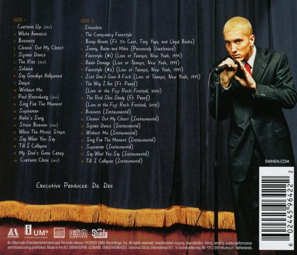 Eminem sur scène avec un micro, pochette d'album avec liste des titres et informations sur le producteur.
