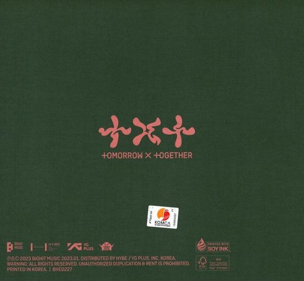 Grüner Hintergrund mit rosa koreanischem Text und +TOMORROW x +TOGETHER. Logos und Text unten.
