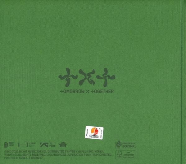 Grünes Albumcover mit Bandnamen, Logo und Text auf Koreanisch.