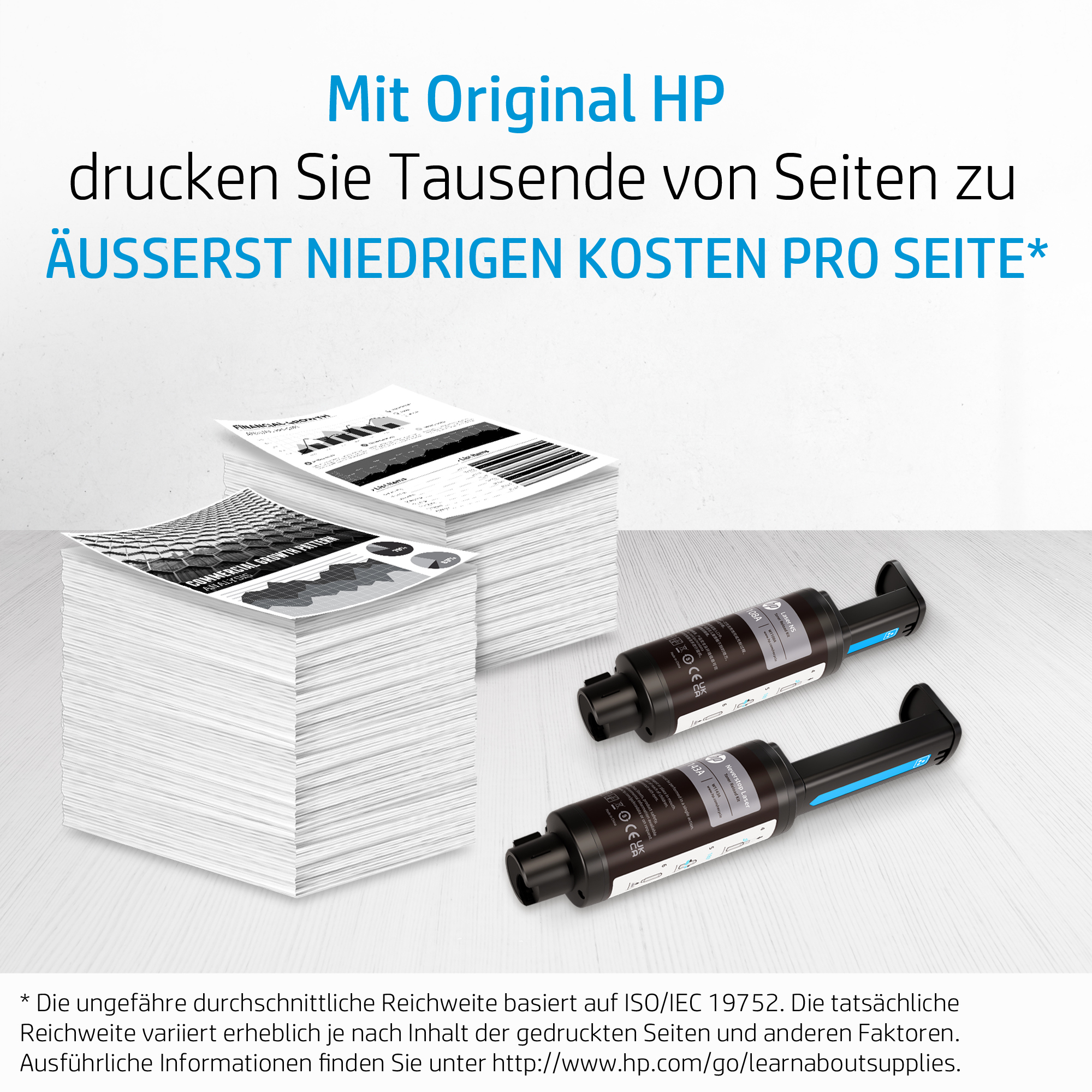 Stapel Papier mit zwei Tintenpatronen daneben.