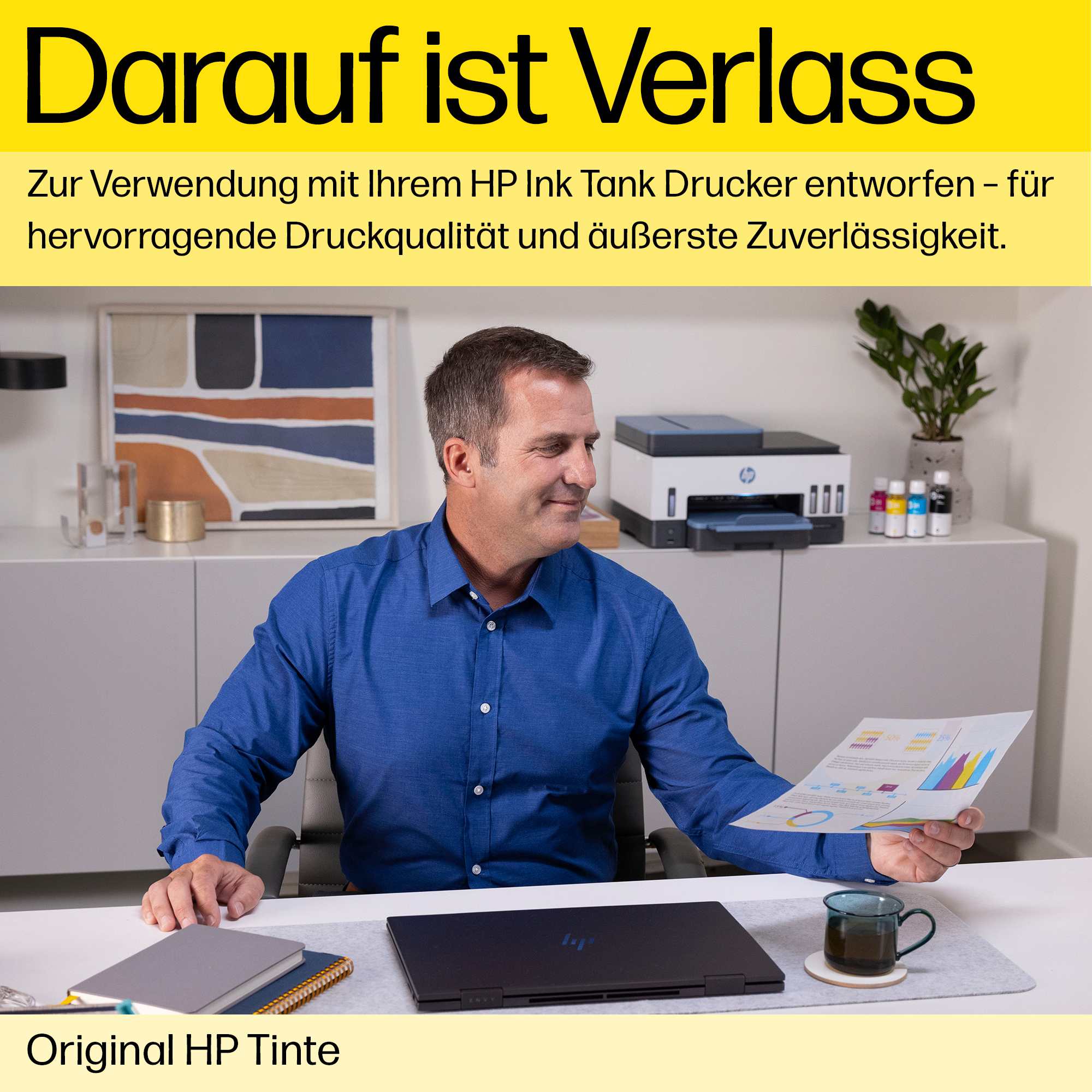 Mann betrachtet gedrucktes Papier. Text: Darauf ist Verlass. Drucker und Tintenpatronen auf dem Schreibtisch.