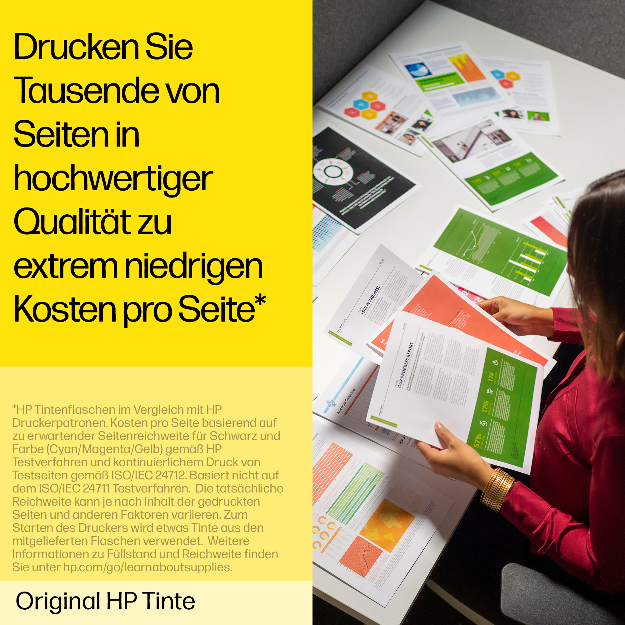 Hände halten gedruckte Papiere, mit Text über Druckqualität und Kosten.