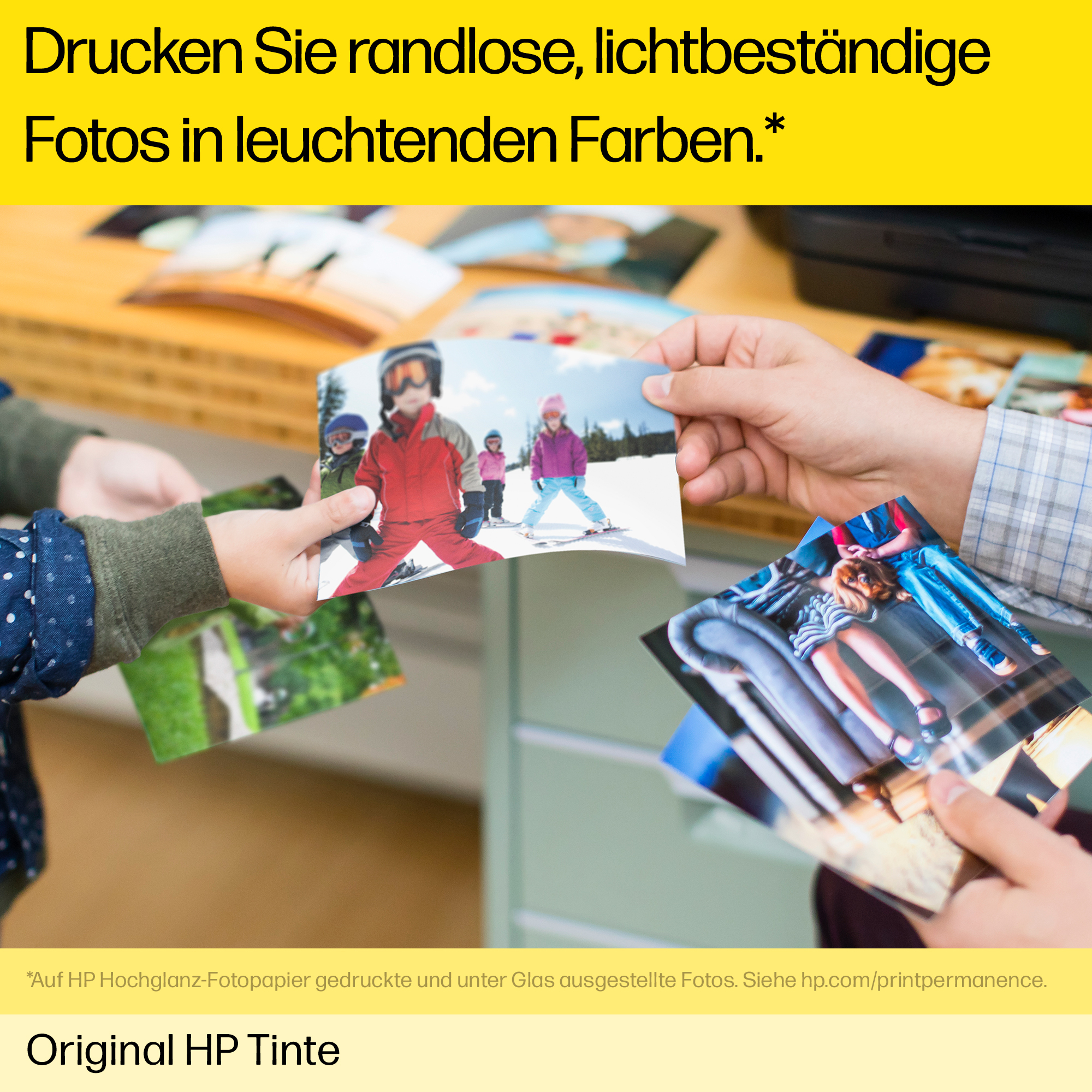 Bild zeigt Hände, die gedruckte Fotos halten. Text besagt: Drucken Sie randlose, lichtbeständige Fotos in leuchtenden Farben.