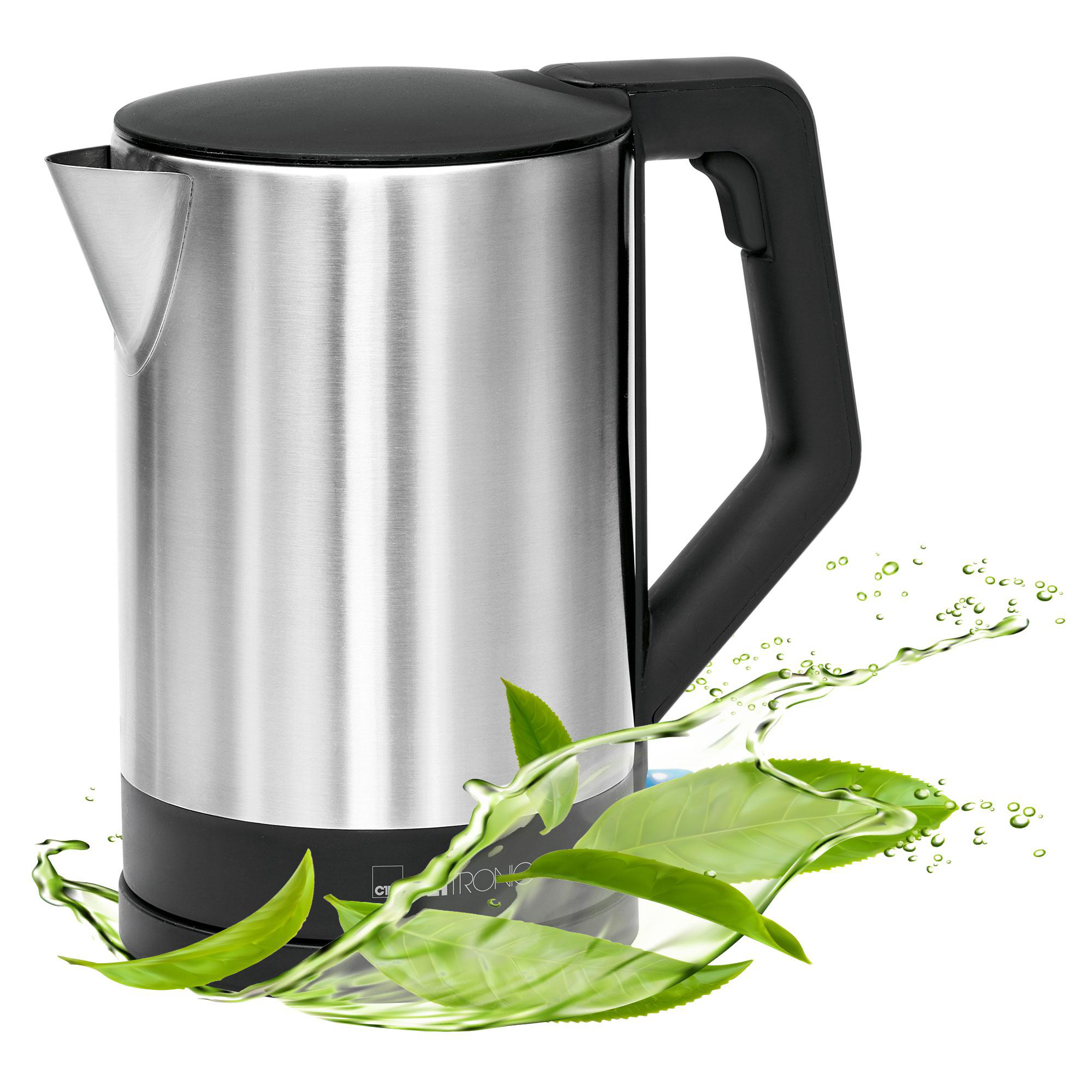Elektrischer Wasserkocher aus Edelstahl. Schwarzer Sockel und Griff. Grüne Teeblätter und Wasserspritzer.