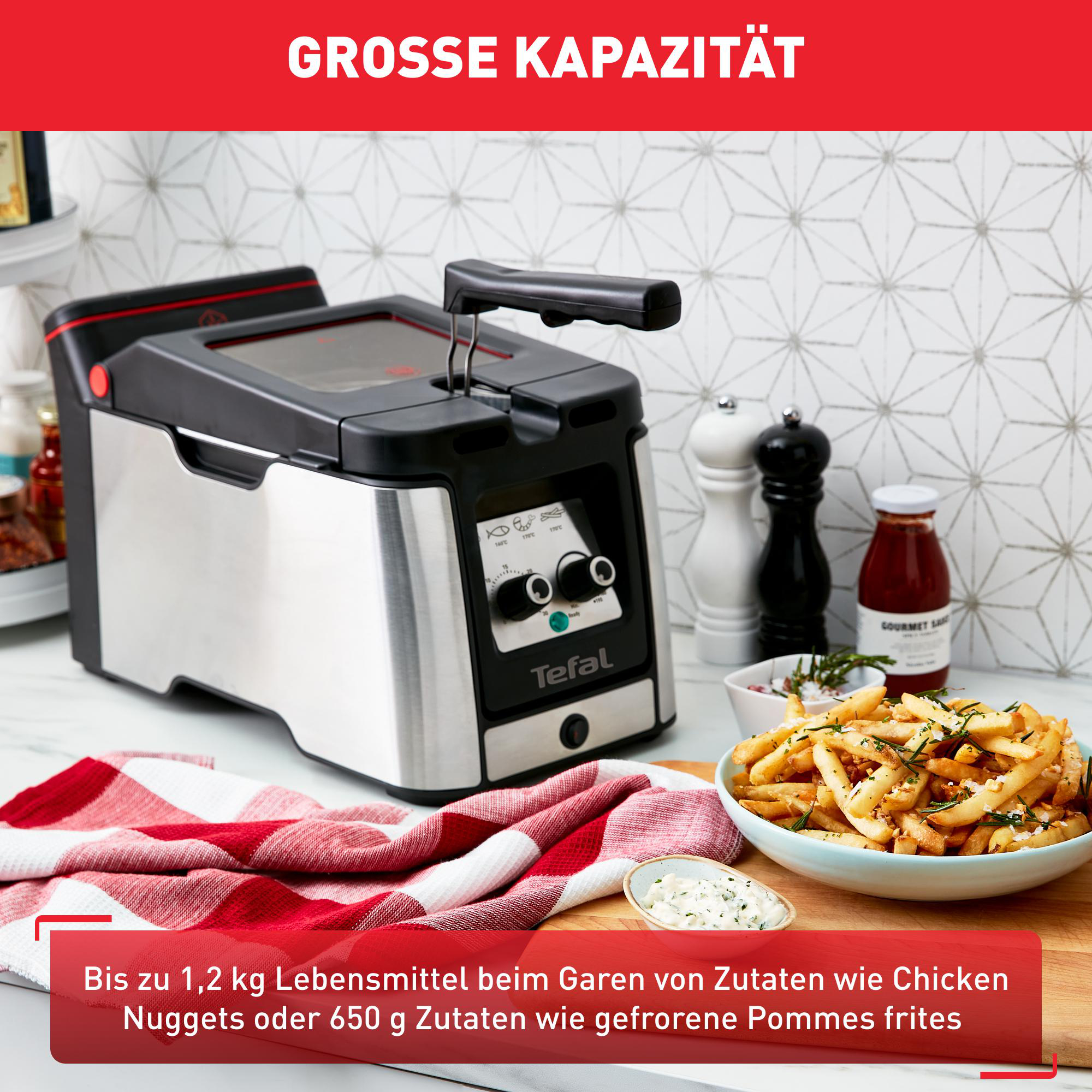 Fritteuse mit rotem karierten Tuch, Pommes Frites und anderen Zutaten. Text: Große Kapazität.