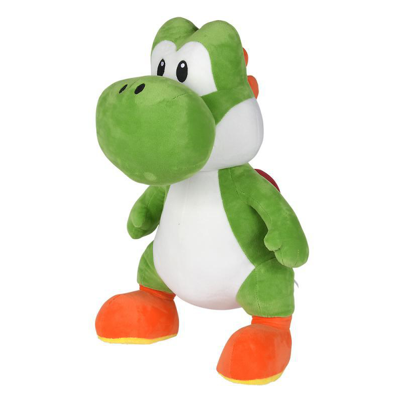 Ein Plüschtier von Yoshi, einem grünen Dinosaurier mit weißem Bauch, orangefarbenen Schuhen und rotem Sattel. Es steht vor weißem Hintergrund.