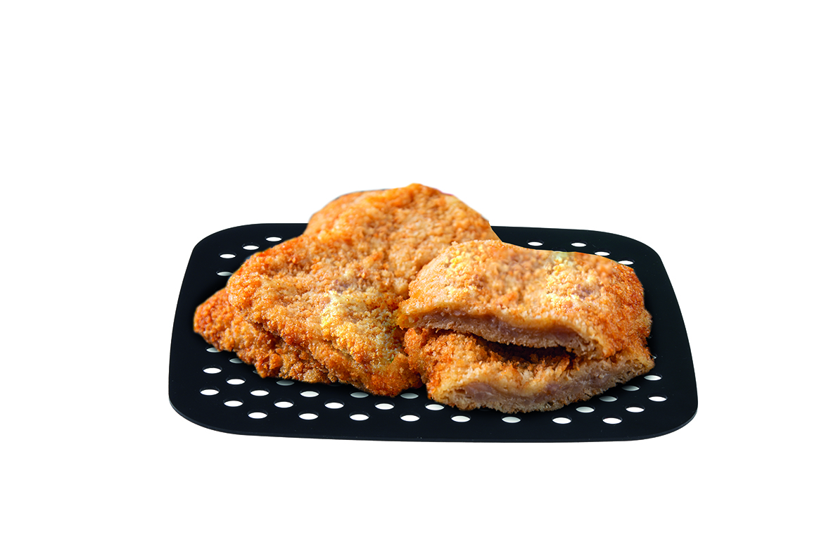 Filetes de pollo en una bandeja negra.