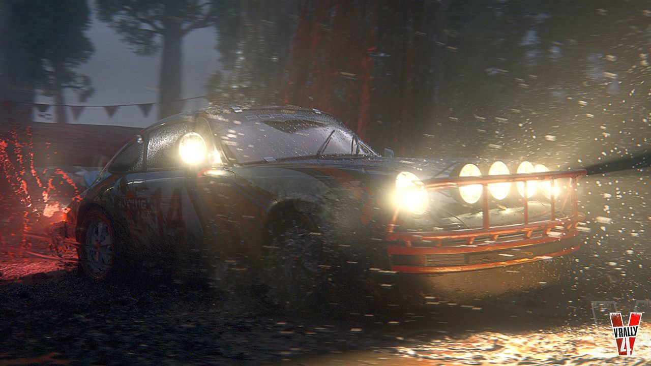 Rennwagen in schlammigem Gelände, Scheinwerfer an, Wasser spritzt.