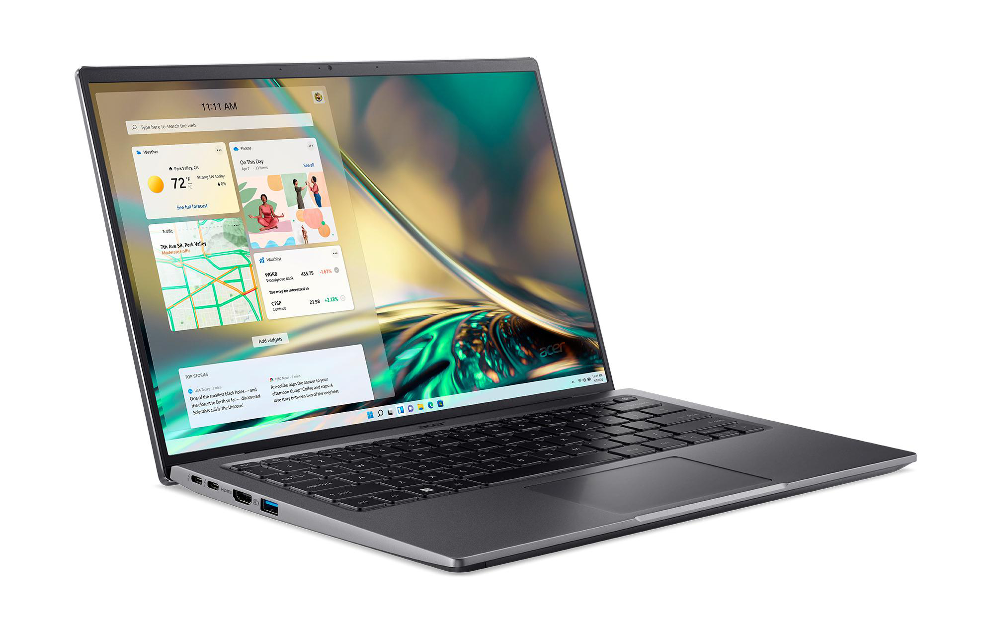 Silberner und schwarzer Laptop, dessen Bildschirm Widgets und einen Kalender zeigt.