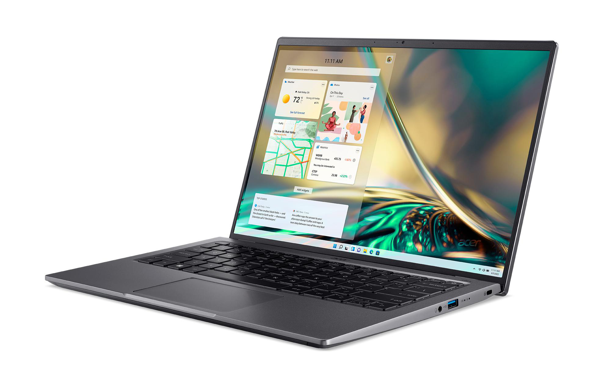 Ein Laptop auf einer weißen Oberfläche mit geöffnetem Bildschirm.