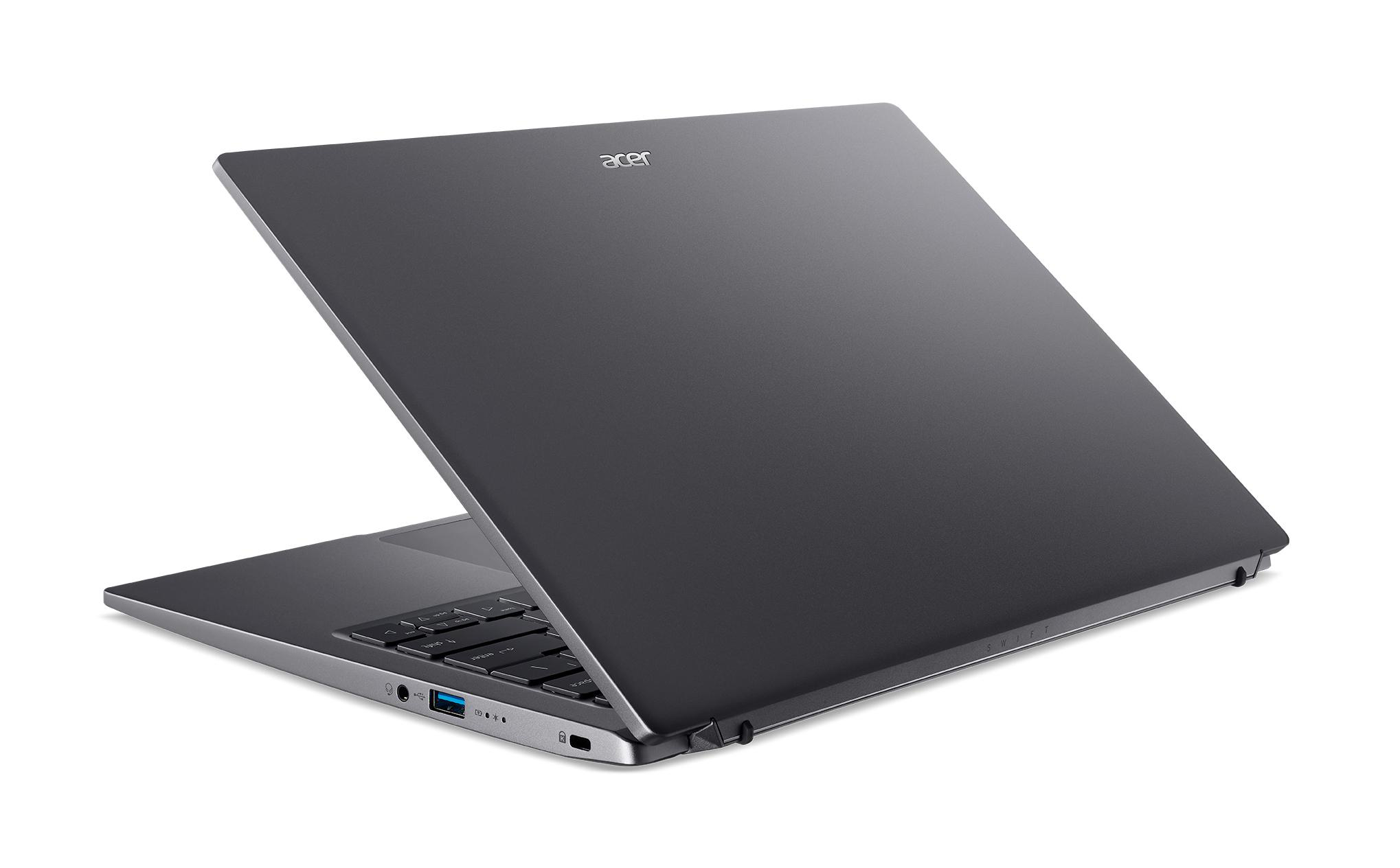 Ein grauer Laptop ist geöffnet und von hinten angewinkelt. Das Acer-Logo befindet sich oben. Weißer Hintergrund.