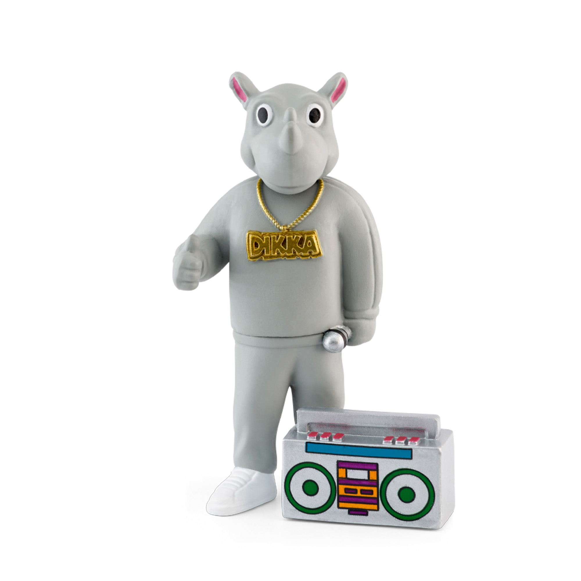 Dikka-Figur mit goldener Halskette. Graue Rhinozerosfigur mit Ghettoblaster. Weißer Hintergrund.