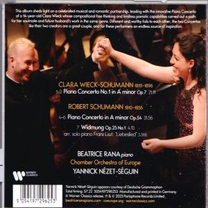 Die Rückseite einer CD-Hülle mit Text und Bildern einer musikalischen Darbietung.
