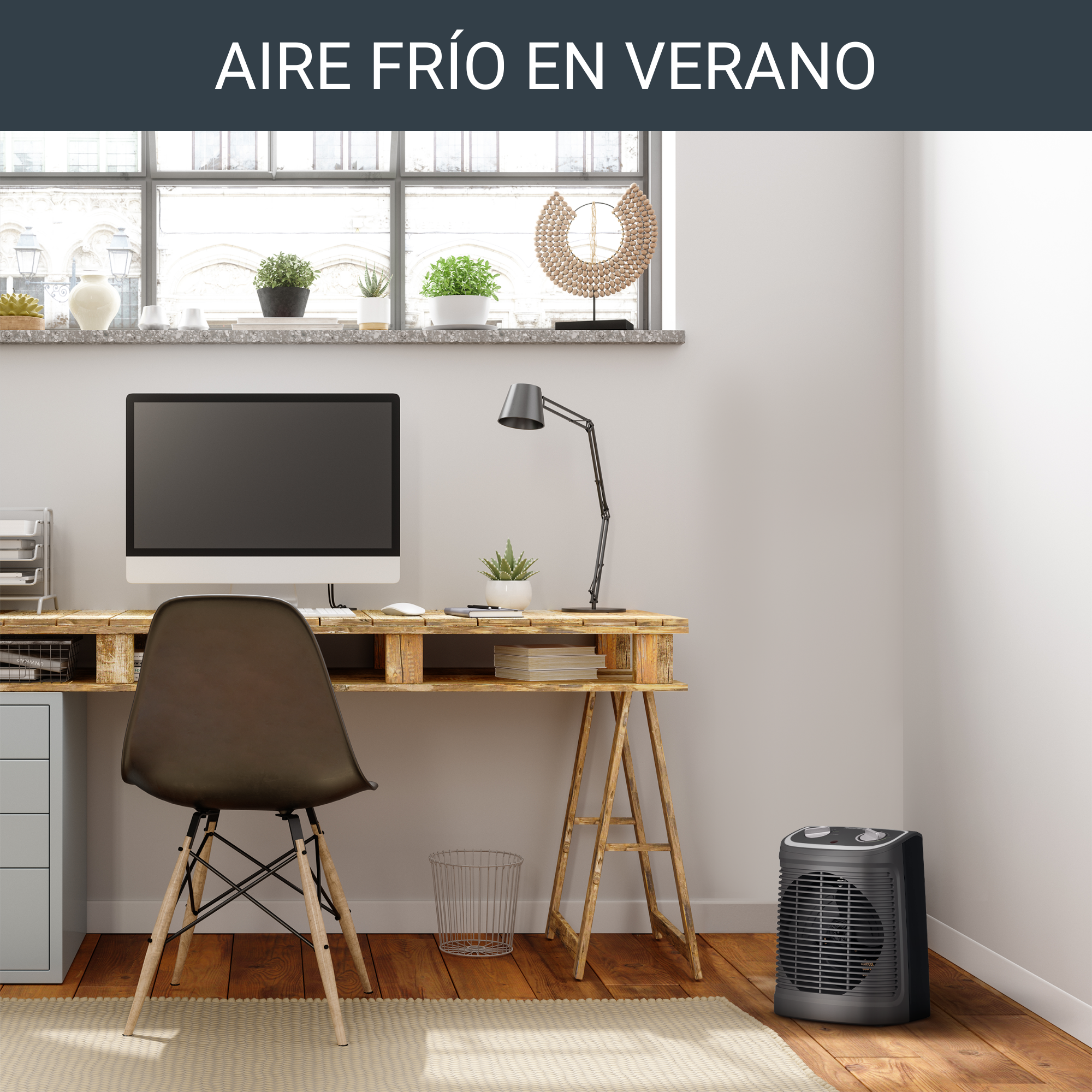 Oficina en casa con computadora, escritorio y un pequeño calefactor.