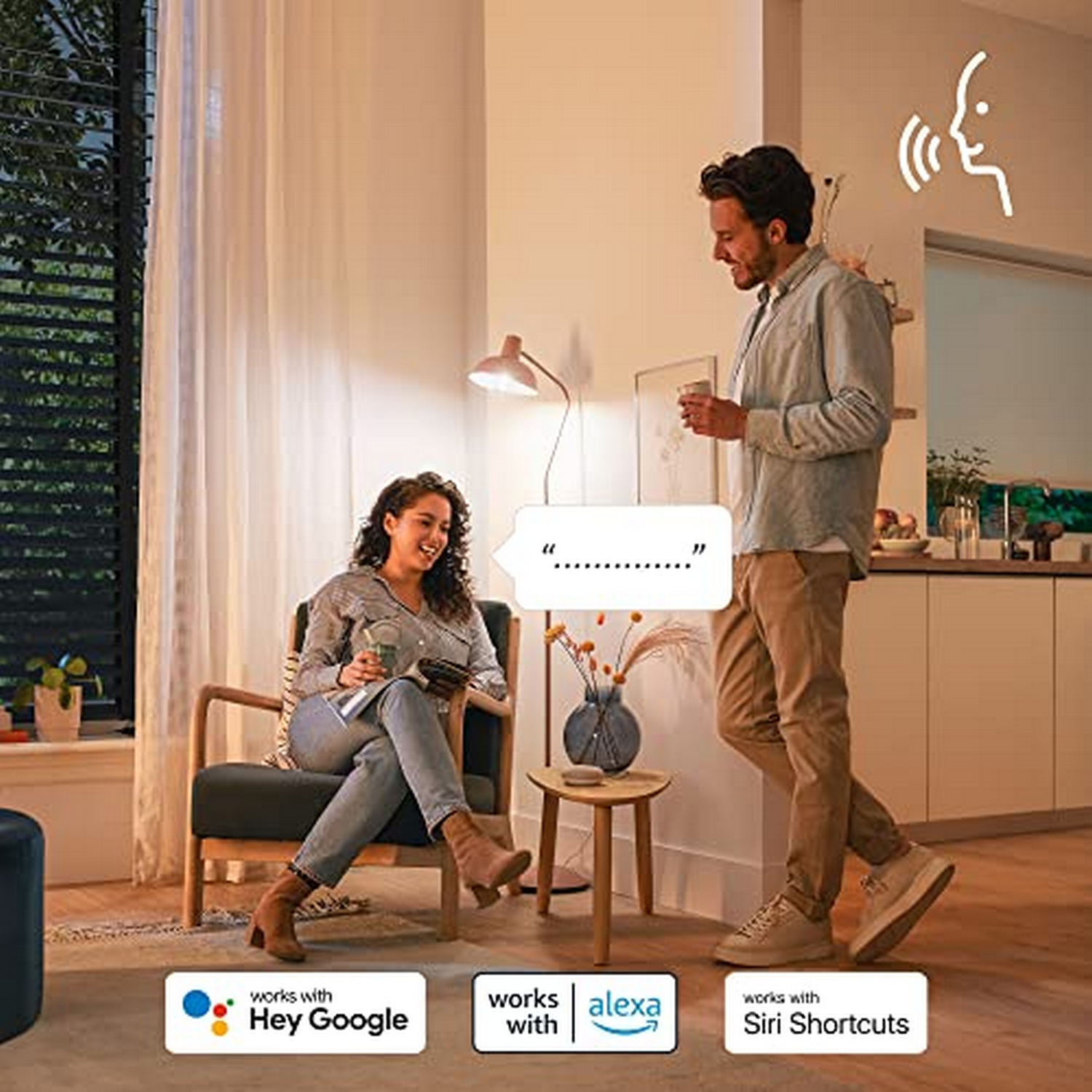 Pareja en una habitación. Burbuja de diálogo sobre ellos. Marca de dispositivos inteligentes.