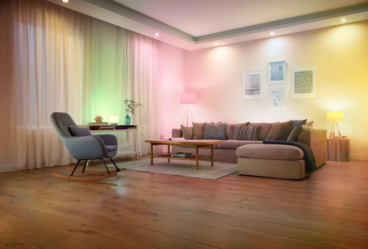 Auriculares negros con micrófono. Los auriculares tienen un cable verde.
