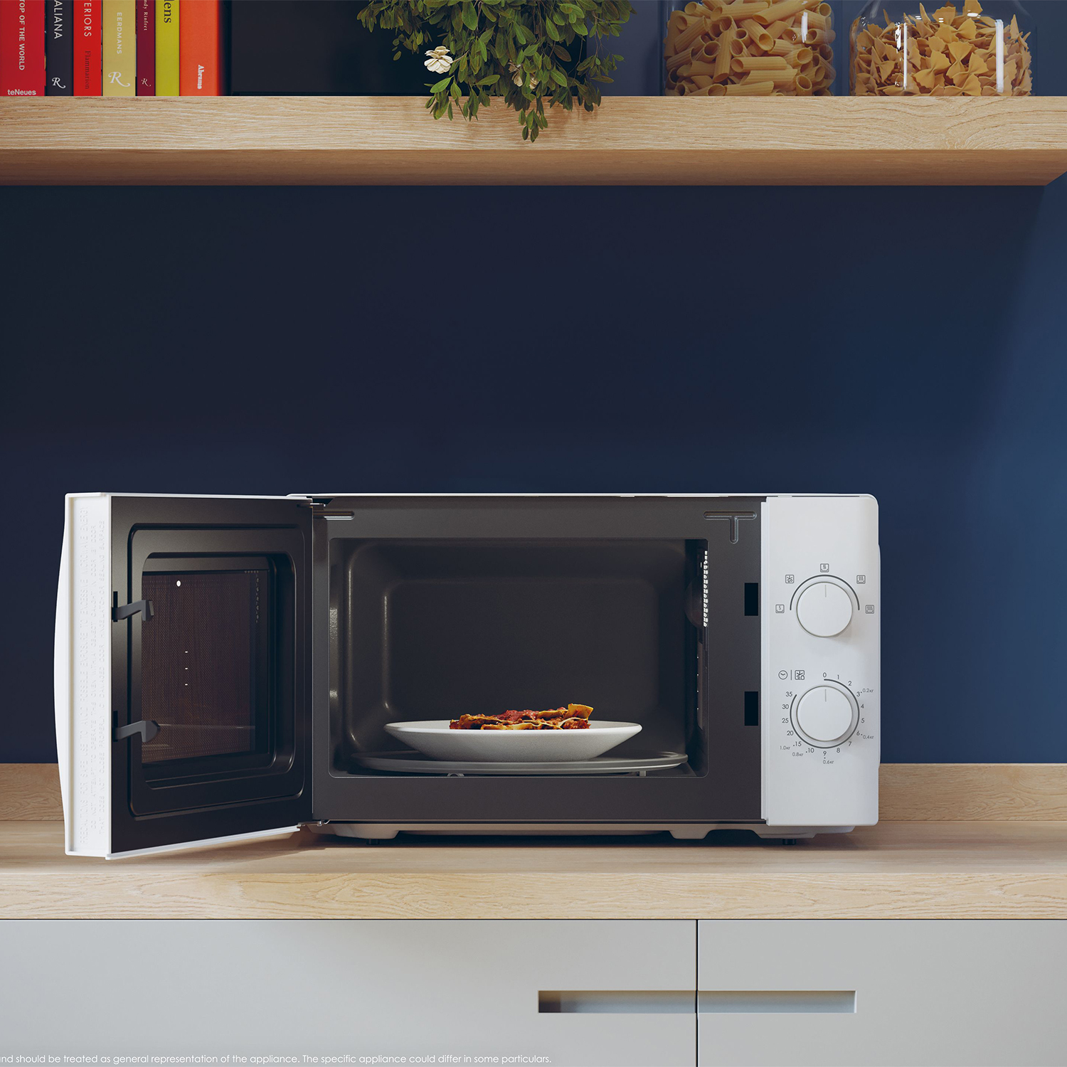 Forno a microonde con porta aperta, piatto di cibo all'interno e manopole di controllo.