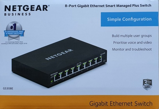Eine Box mit NETGEAR-Logo und Produktinformationen.