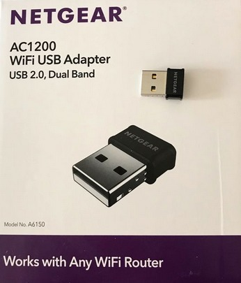 Netgear AC1200 Wifi USB-Adapter. Der Adapter ist in eine weiße Karte mit Text eingesteckt.