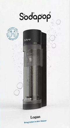 Schwarzer und klarer Sodapop-Sodamaker. Es hat einen weißen Hintergrund mit einem Logo.
