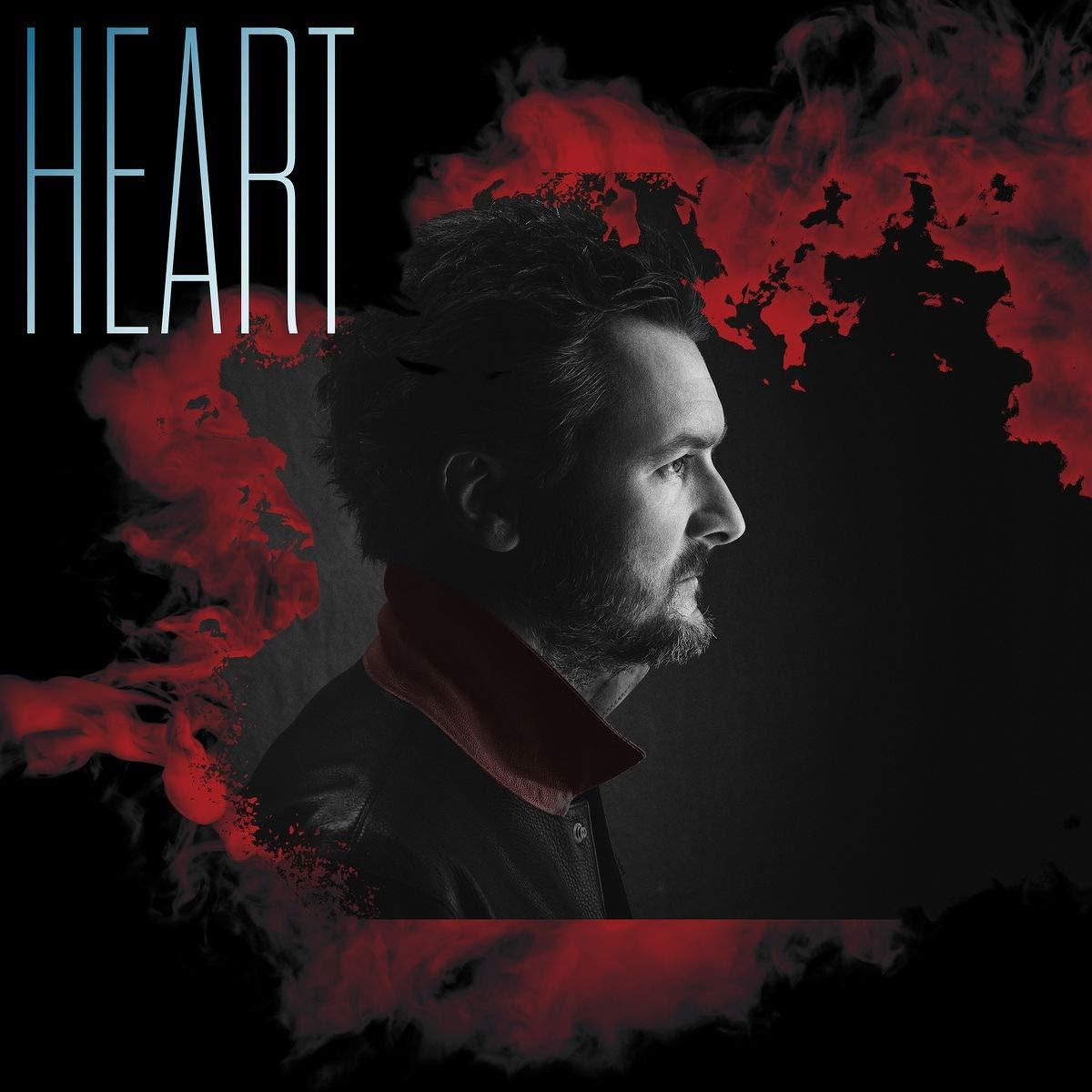 Album borító egy férfi sziluettjével, piros füsttel és a 'HEART' szóval.