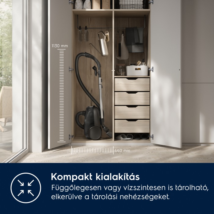 Porszívó szekrényben tárolva, méretekkel jelölve.