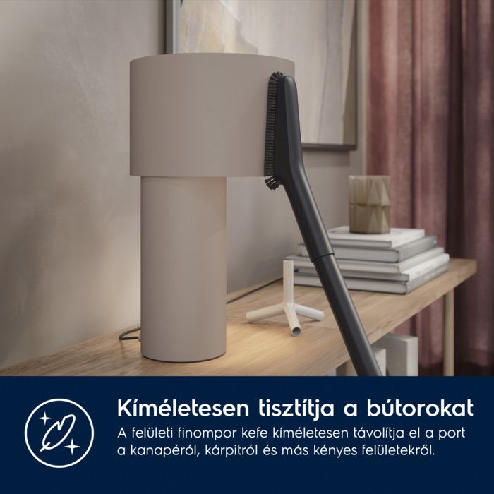 Egy fekete irodai szék alapjának és kerekeinek közeli képe.