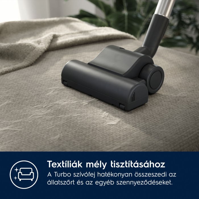 Porszívófej egy kanapét tisztít.