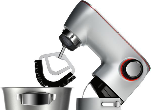 Ein silberfarbener Küchenmixer mit rotem Akzent, mit einer Schüssel und einem Rührbesatz.