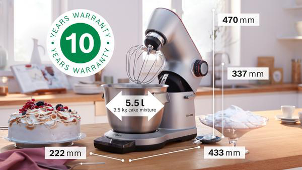 Küchenhilfe mit Kuchen, Zutaten und Abmessungen.