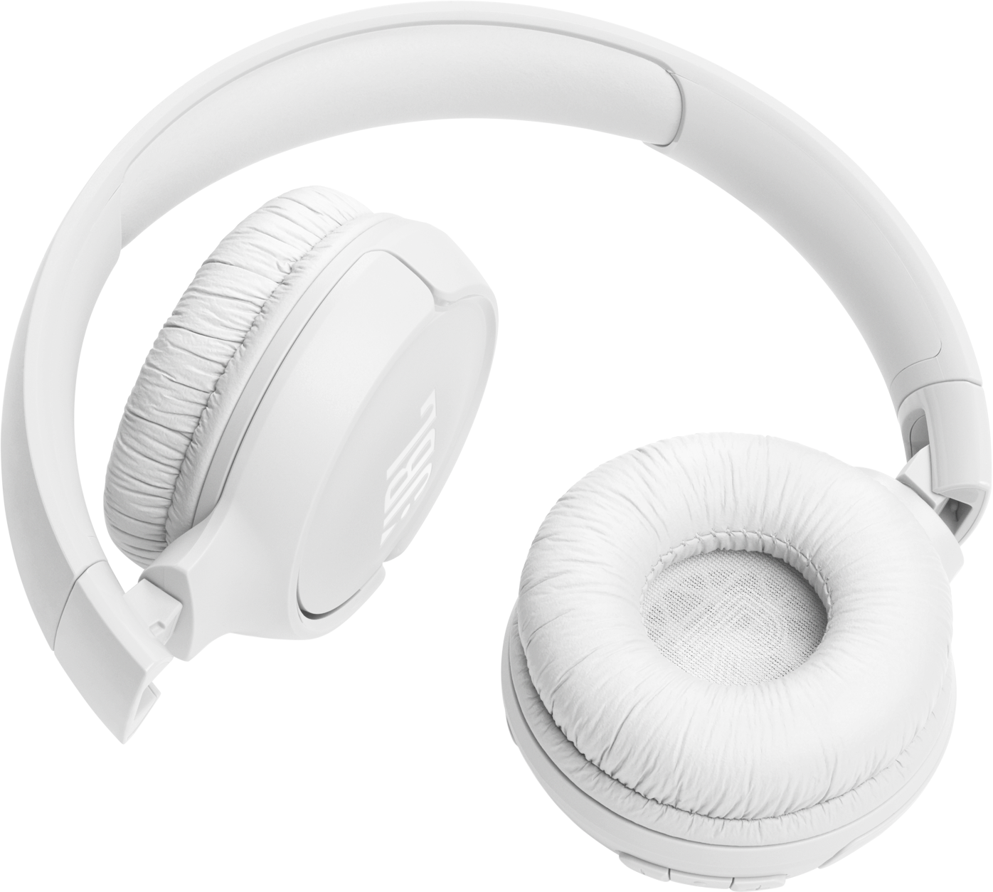 Casque JBL blanc, partiellement plié. Le logo JBL est visible sur un écouteur.