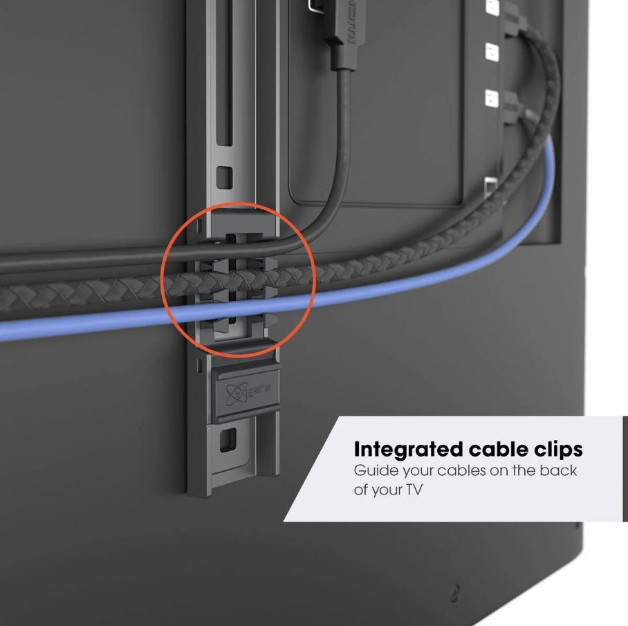 Nahaufnahme der TV-Rückseite mit Kabelclips. Schwarzes geflochtenes Kabel, blaues Kabel und graue Clips. Text: Integrierte Kabelclips.