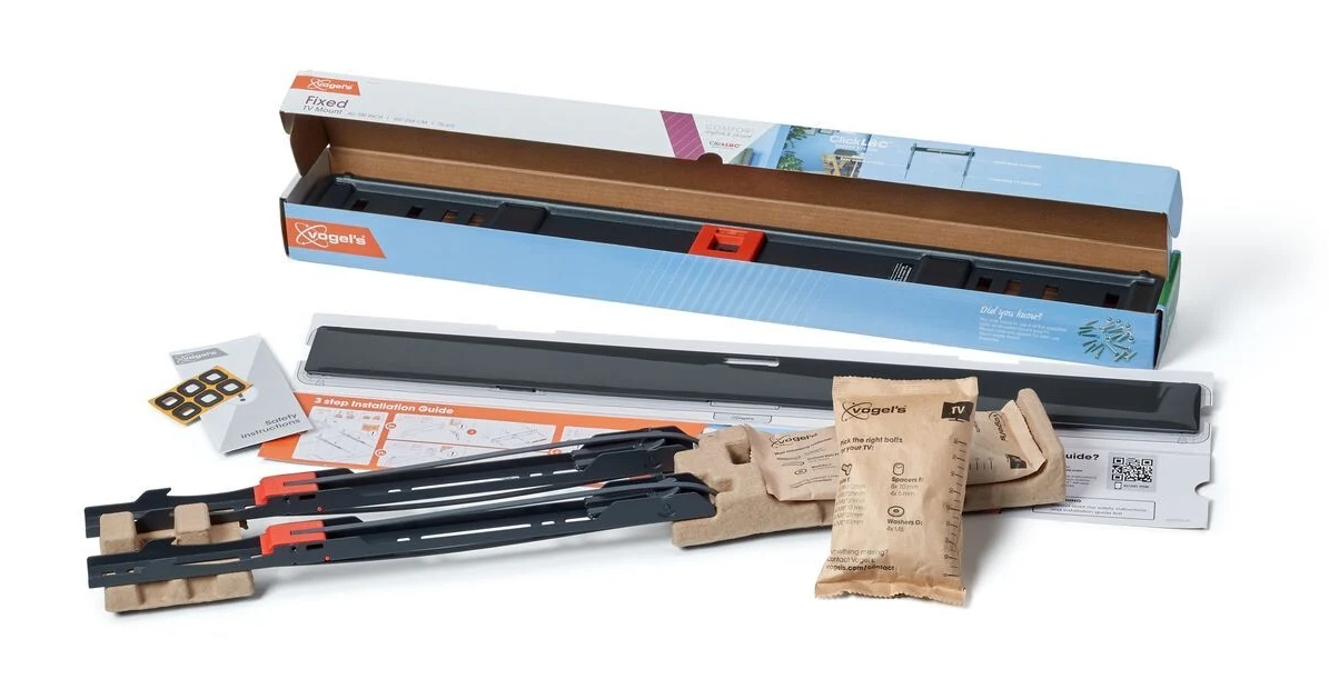Composants du kit de support mural TV étalés. Comprend des supports, des vis et des instructions sur une surface blanche.